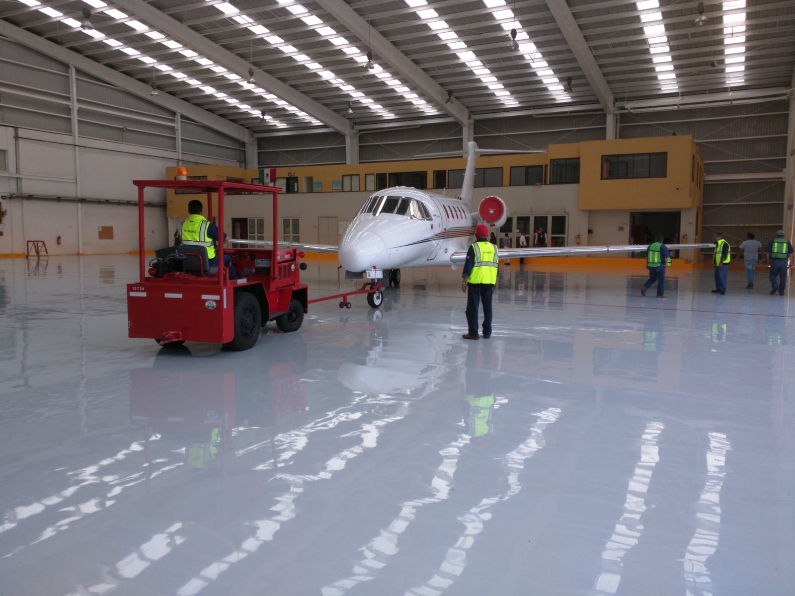 Piso epóxico en hangar